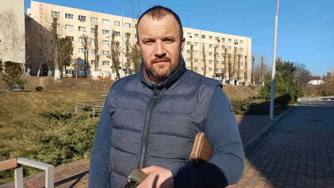 «Водії приїжджали – і в них відбирало мову»: луцький волонтер возить допомогу у гарячі точки (інтерв'ю)