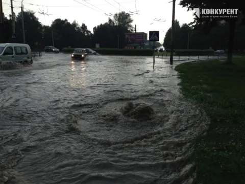 Луцьк традиційно попили літні зливи