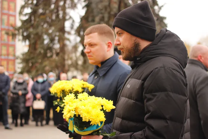 Квіти та сотні людей: у Луцьку вшанували пам'ять героїв Небесної Сотні (фото, відео)