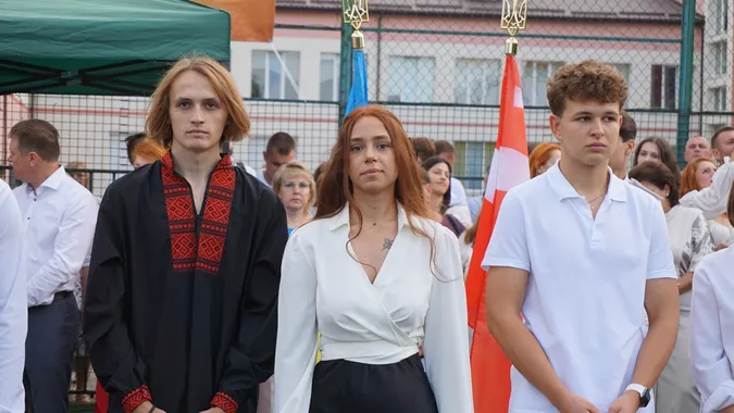 Як відзначили перший дзвоник у Луцькому ліцеї №9 (фото)