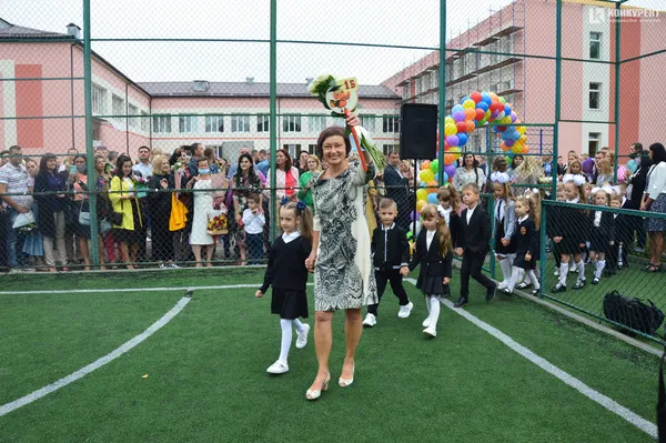 Квіти, вітання та першачки: у луцькій школі №9 пролунав перший дзвоник (фото)