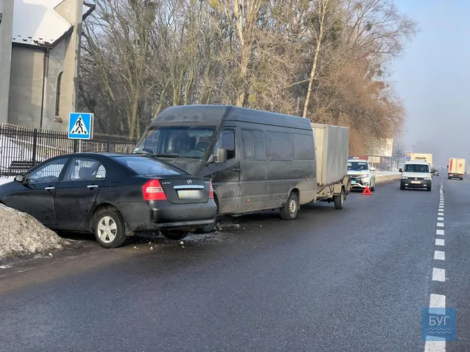 У Нововолинську бус протаранив легкове авто (фото)
