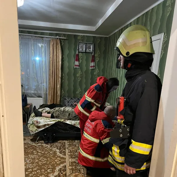 На Волині «швидка», яка їхала на виклик, застрягла в сніговому заметі (фото)