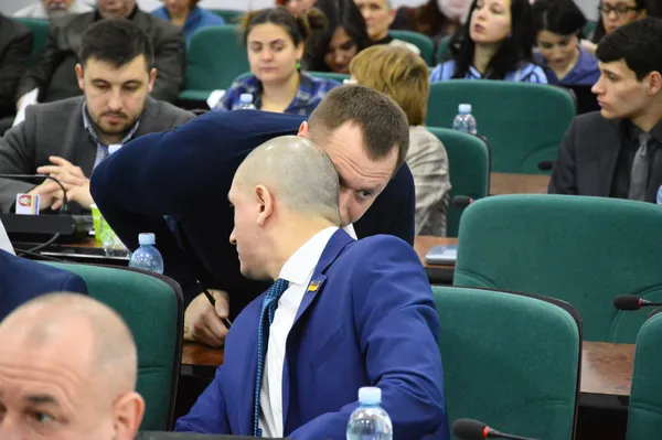 ...який відволікається на короткі перемовини з Андрієм Авраменком.