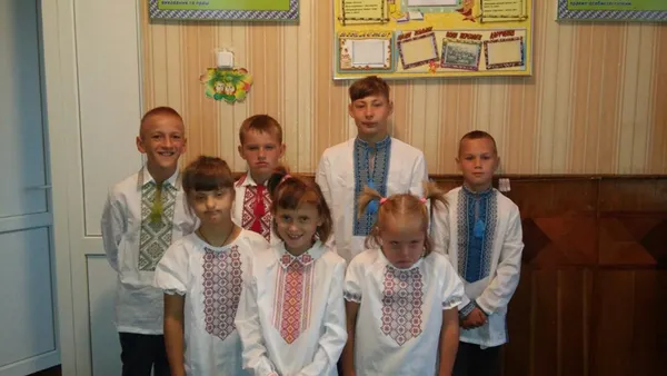 Волинські СБУшники подарували школярам вишиванки (фото)