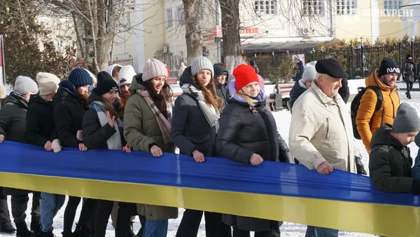 Свято єднання: у Луцьку розгорнули довжелезний стяг у День Соборності (фото, відео)