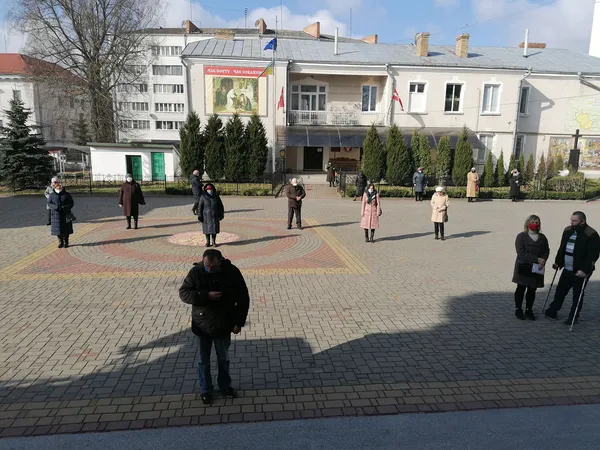 Свічки, молитва й соціальна дистанція: як у луцькому соборі святкують Благовіщення (фото)