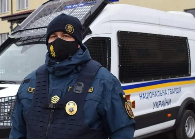 У Луцьку на меморіалі затримали озброєного чоловіка (фото)