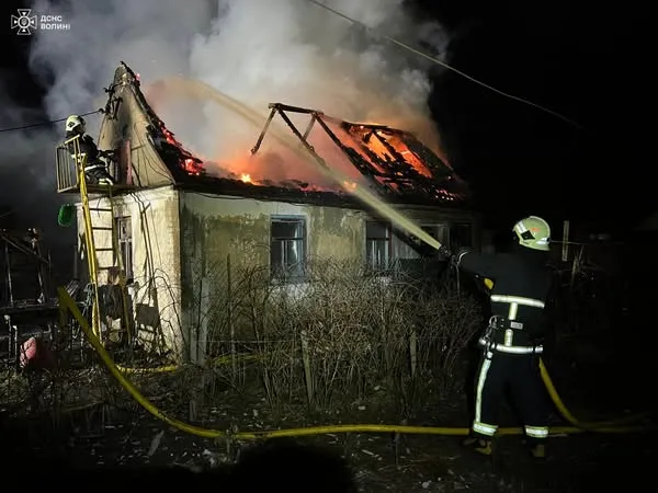 Дах згорів: у Рожищі вночі сталася пожежа (фото)