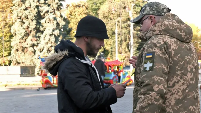 Мобільний рекрутинг: у центрі Луцька розповідали про набір у Волинську бригаду ТрО (відео)