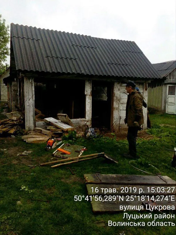 У Луцьку муніципали знесли сараї та вивезли сміття 10-річної давності (фото)