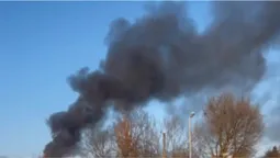 Величезний стовп диму: у Луцьку на Володимирській палає будинок (відео)