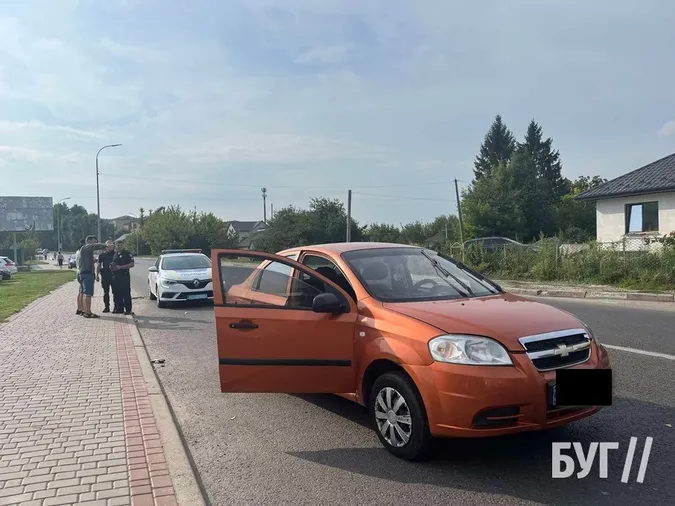 У Володимирі бус протаранив легковик і втік з місця ДТП (фото)