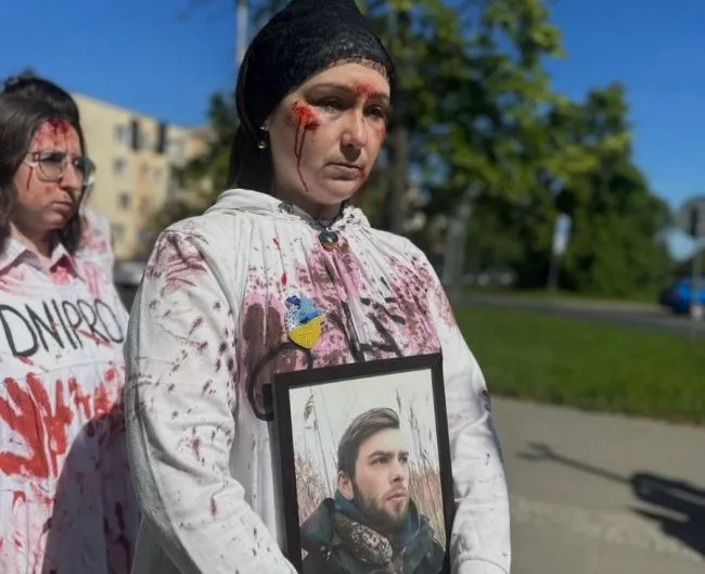 Сестра загиблого воїна з Волині зустріла посла рф у закривавленій сукні