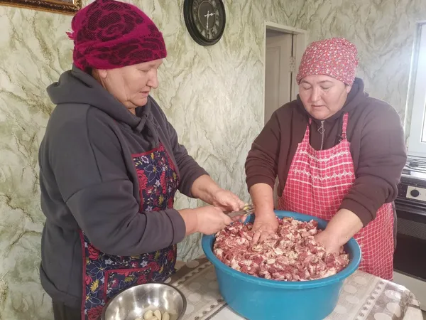 Оксана Лойко (справа)