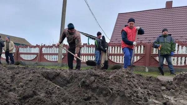 Волинянин, який втратив на війні ноги, організував ремонт дороги у селі (відео)