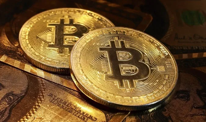 Біткоїн обвалився на 15%