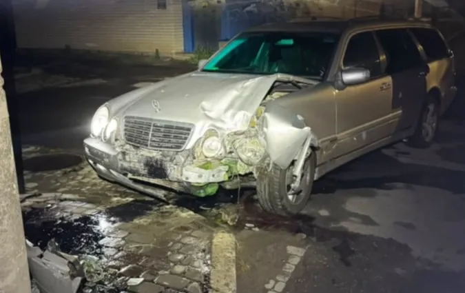 У Луцьку водій Mercedes в'їхав у стовп і «зняв стрес» алкоголем (фото)