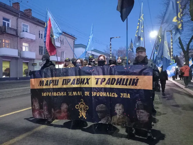 З волинкою та барабанами: у Луцьку пройшов «Марш правих традицій» (фото, відео)