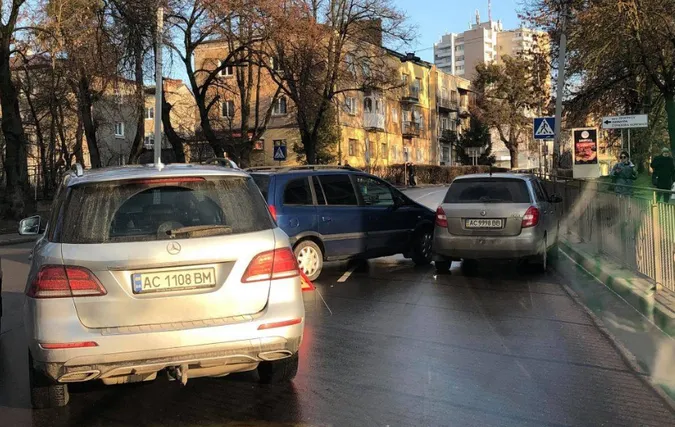 У центрі Луцька не поділили дорогу дві автівки (фото)