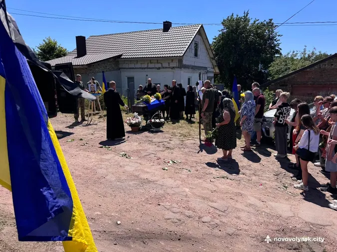 У Нововолинській громаді попрощались із 45-річним Героєм Василем Зарембою (фото)