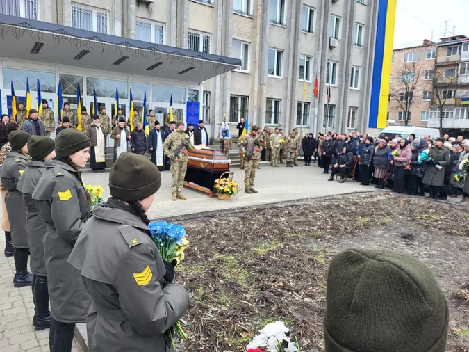 Побратими називали його «Батя»: у Ковелі попрощалися із Володимиром Крисюком