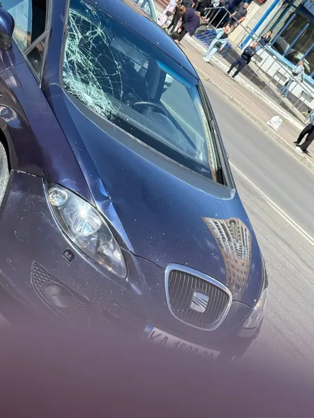 Авто збило дівчину: у Луцьку на Відродження – страшна аварія (фото)