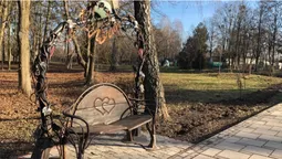 Куди поділася відома в Луцьку лавка "закоханих ліхтарів"
