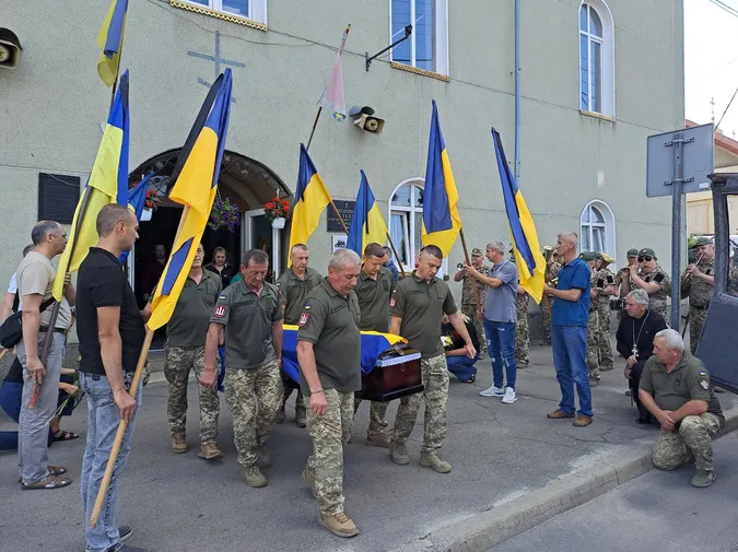 Назавжди 36: у Ковелі попрощалися з загиблим воїном Андрієм Повхом