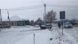 На Волині авто злетіло з дороги та опинилося на стовпі (фото)