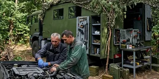 «Автомобіль треба відчувати»: як механік волинських нацгвардійців «лікує» військову техніку