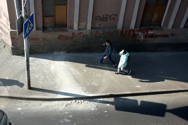 У центрі Луцька штукатурка з будинку обвалюється на голови перехожих (фото)