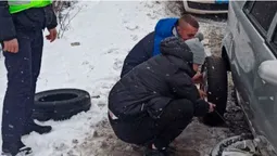 На Волині патрульні допомогли водієві  замінити колесо (фото)