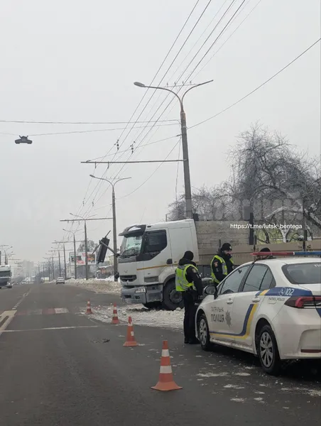 На Дубнівській у Луцьку водій вантажівки зніс світлофор (фото, оновлено)