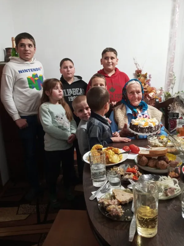 Волинянка у 95 років й досі плете кошики з лози