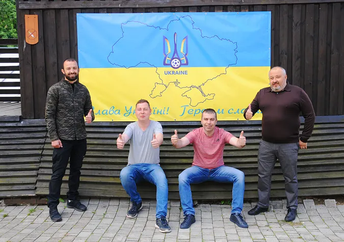 На Луцькому замку почепили банер на знак підтримки збірної України з футболу (фото)
