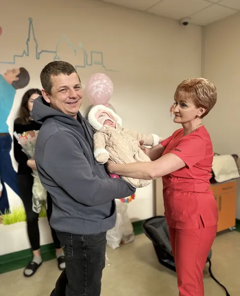 👩‍🍼 Народилися вагою 550 і 770 грамів: у Луцьку виписали двох «поспішайок» (фото)