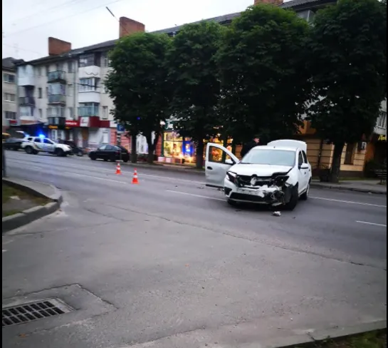 Пошкоджені авто і зламана огорожа: у Луцьку не розминулися два «рено» (фото)