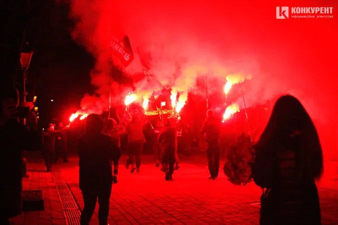 Смолоскипи та прапори: Луцьком гучно пройшовся марш націоналістів (фото, відео)