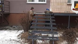 Біля багатоповерхівки в Луцьку встановили незаконні сходи. Їх знесуть (фото)