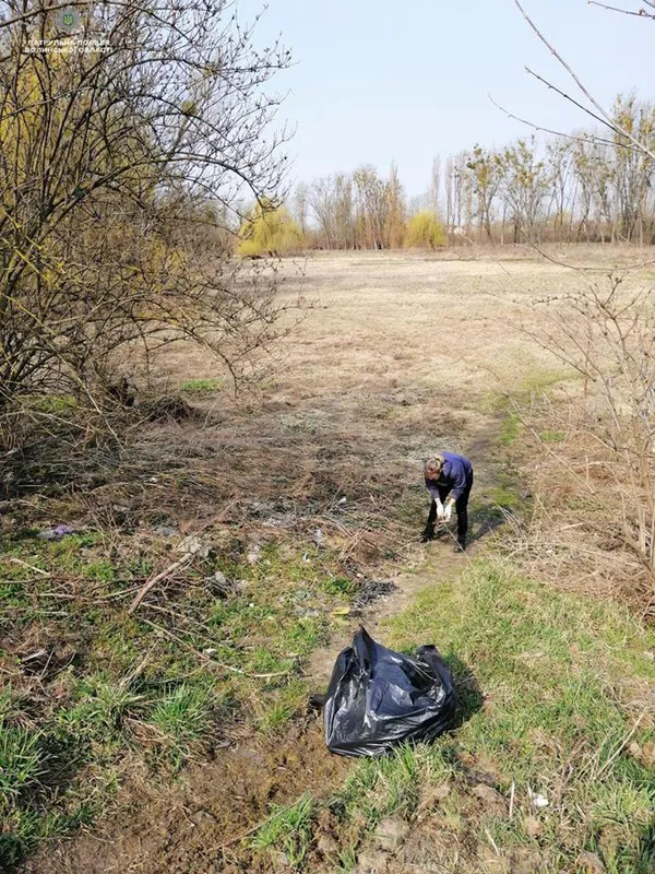Луцькі патрульні прибрали сміття на Набережній (фото)