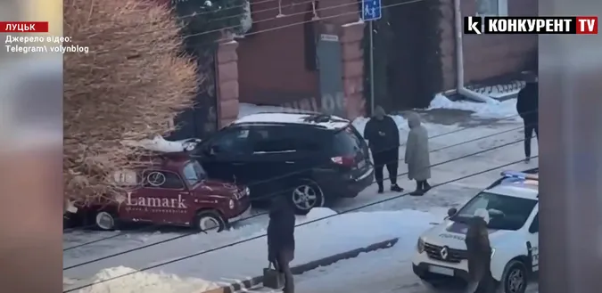 У Луцьку авто протаранило рекламний «запорожець» на Волі (відео)