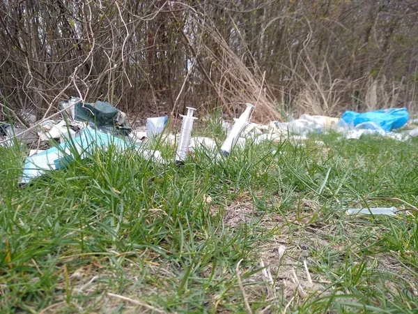 Патрульні Волині показали всіяний шприцами парк (ФОТО)