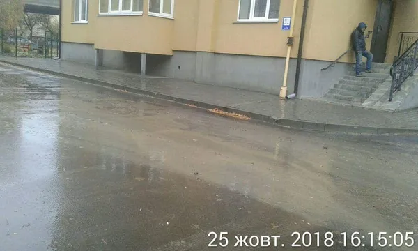 У Луцьку будівельників змусили почистити дорогу (фото)