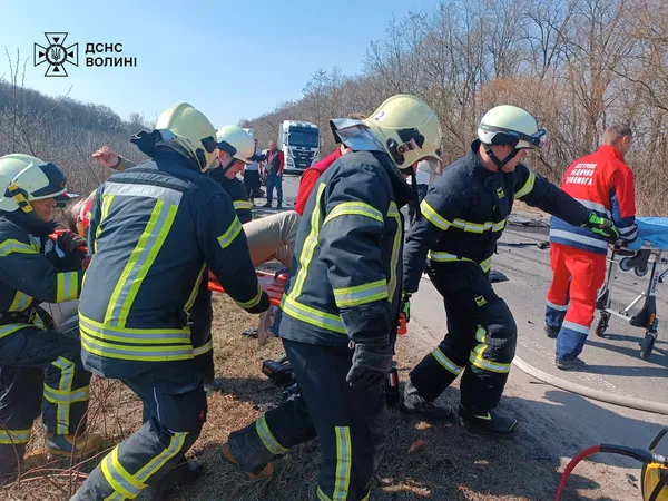ДТП у Луцькому районі: водія вирізали з розбитого авто (фото)