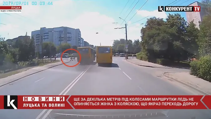 Через подвійну смугу: у Луцьку дві маршрутки влаштували перегони (відео)