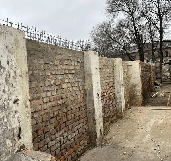 Санвузли, водопостачання, рекуператори: у Ковелі на території школи будують стаціонарне укриття (фото)
