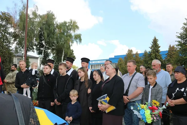 На Волині провели в останню земну дорогу захисника Миколу Собчука (фото)