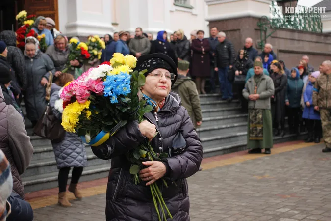 У Луцьку на колінах попрощалися зі ще одним загиблим Героєм (фото)