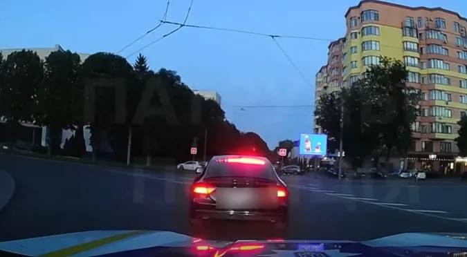 Залишив авто й тікав пішки: у Луцьку затримали водія, позбавленого прав на 22 роки (відео)